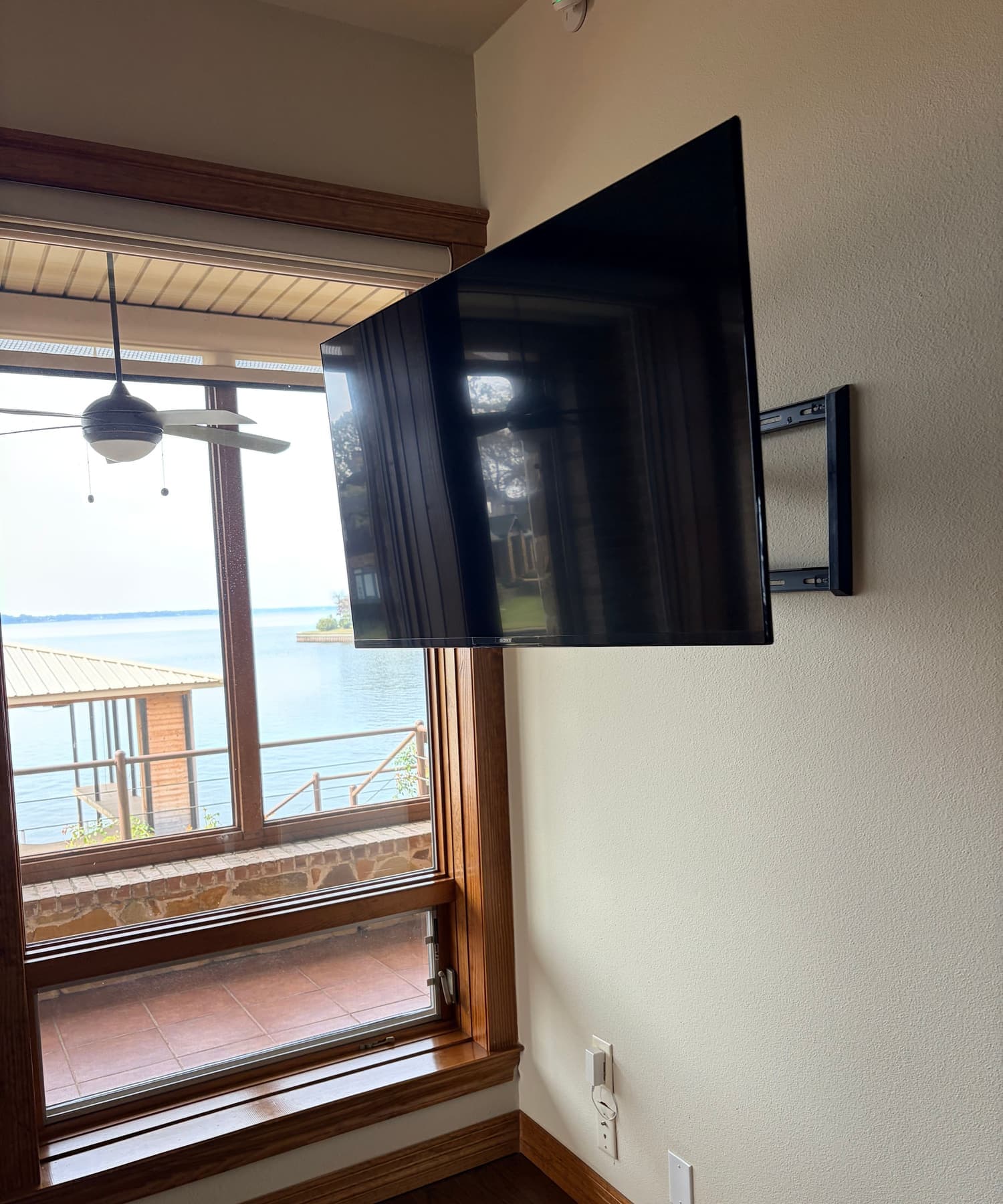 Full-Motion Mount with a Lake View