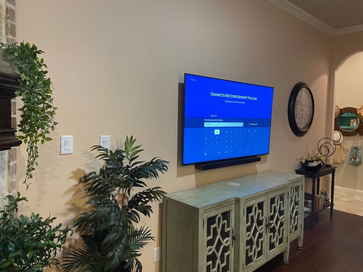 Samsung and Soundbar, Mirrored Console
